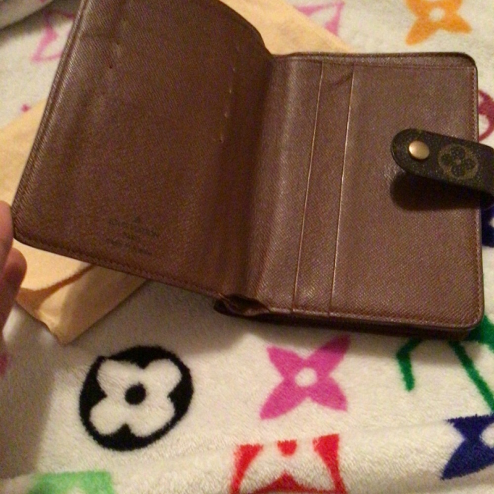 💯 % Authentic PASSPORT WALLET - Picture 11 of 15